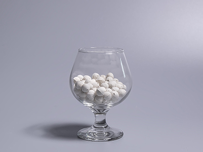 inert ceramic ball for covering catalyst in ammonia synthesis reactors